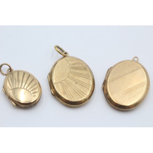 454 - 3 x 9ct back & front gold etched round lockets (9.1g)     810895