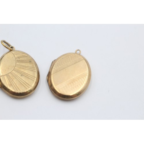 454 - 3 x 9ct back & front gold etched round lockets (9.1g)     810895