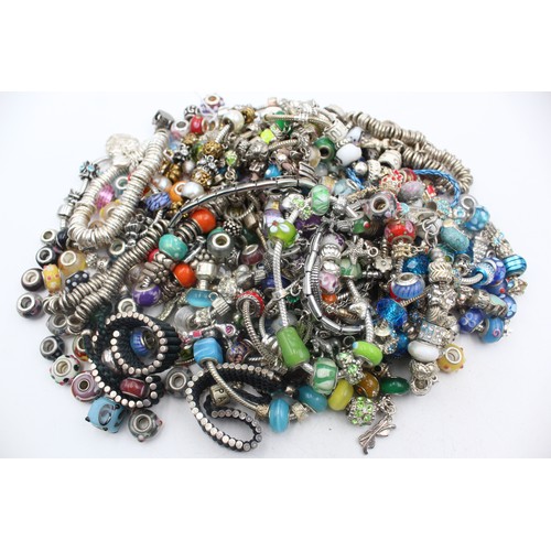 467 - 1.5kg assorted fashion charm bracelets and charms     139467