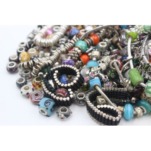 467 - 1.5kg assorted fashion charm bracelets and charms     139467