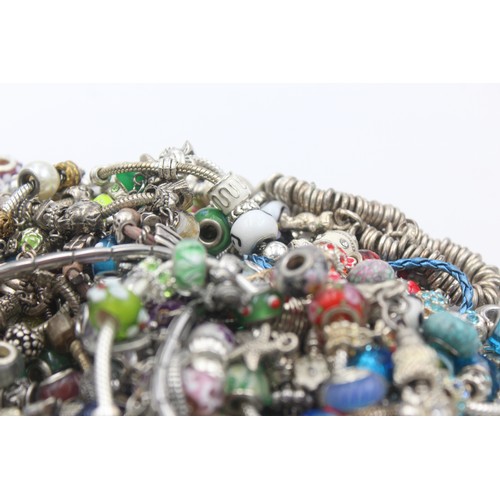 467 - 1.5kg assorted fashion charm bracelets and charms     139467