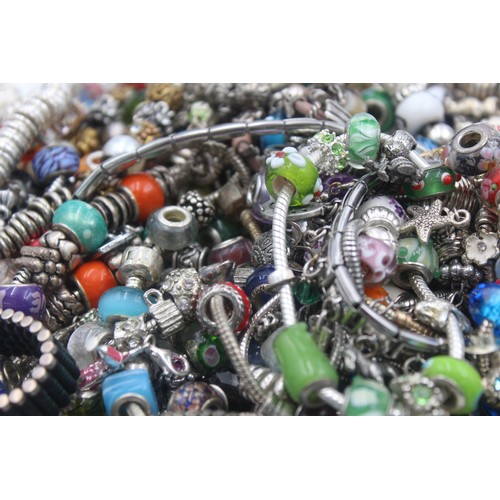 467 - 1.5kg assorted fashion charm bracelets and charms     139467