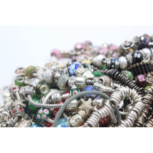 469 - 1.5kg assorted fashion charm bracelets and charms     454026