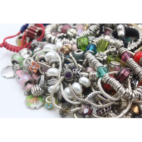 473 - 1.5kg assorted fashion charm bracelets and charms     795465