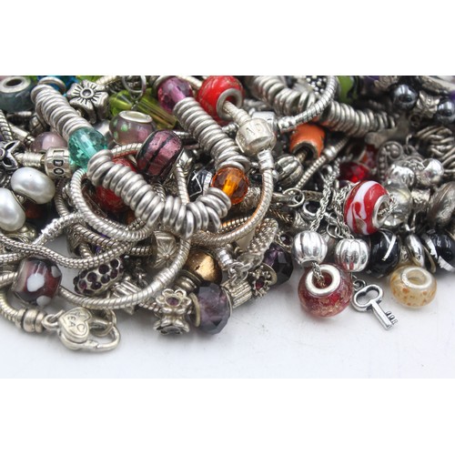 473 - 1.5kg assorted fashion charm bracelets and charms     795465