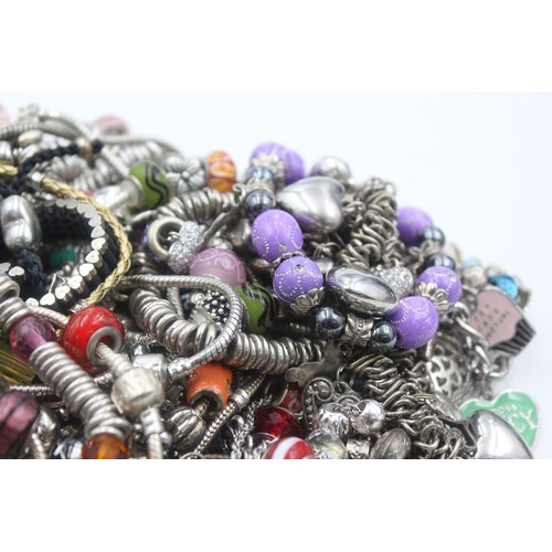 473 - 1.5kg assorted fashion charm bracelets and charms     795465