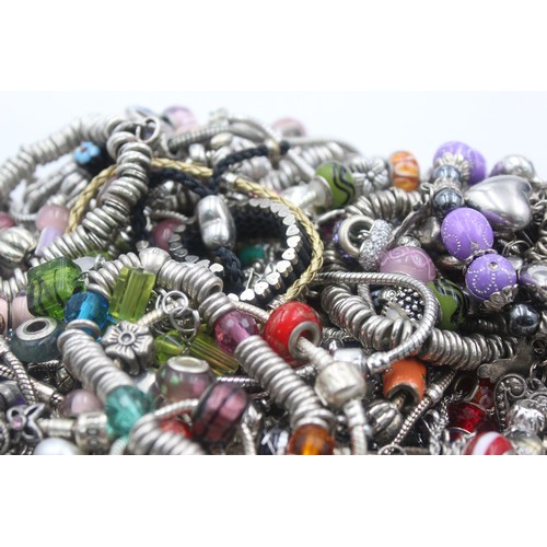 473 - 1.5kg assorted fashion charm bracelets and charms     795465