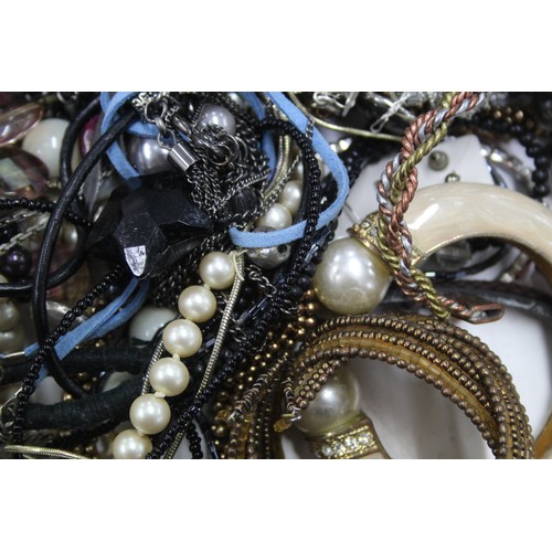 475 - 10kg UNSORTED COSTUME JEWELLERY inc. Bangles, Necklaces, Rings, Earrings.     101140

*Please note p... 