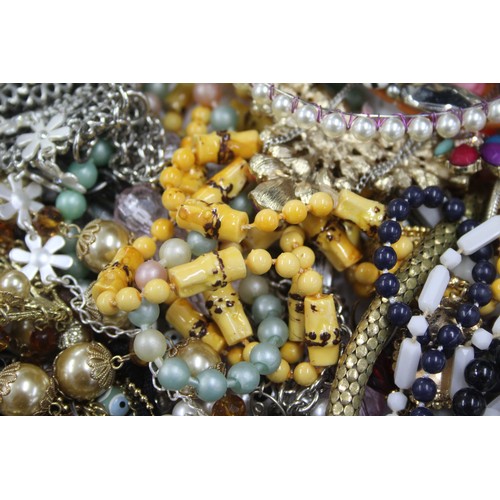 476 - 10kg UNSORTED COSTUME JEWELLERY inc. Bangles, Necklaces, Rings, Earrings.     139388

*Please note p... 