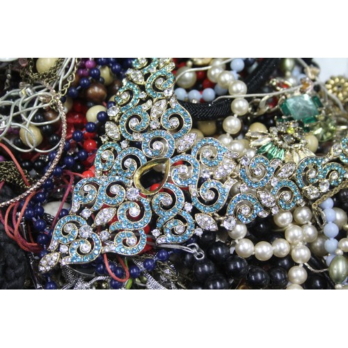 480 - 10kg UNSORTED COSTUME JEWELLERY inc. Bangles, Necklaces, Rings, Earrings.     638565

*Please note p... 