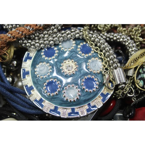 481 - 10kg UNSORTED COSTUME JEWELLERY inc. Bangles, Necklaces, Rings, Earrings.     948457

*Please note p... 