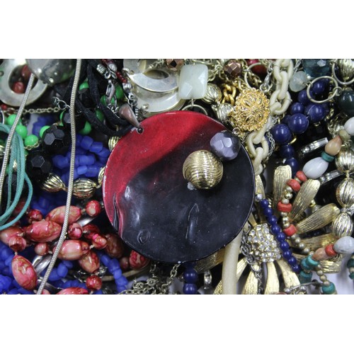 483 - 10kg UNSORTED COSTUME JEWELLERY inc. Bangles, Necklaces, Rings, Earrings.     101268

*Please note p... 