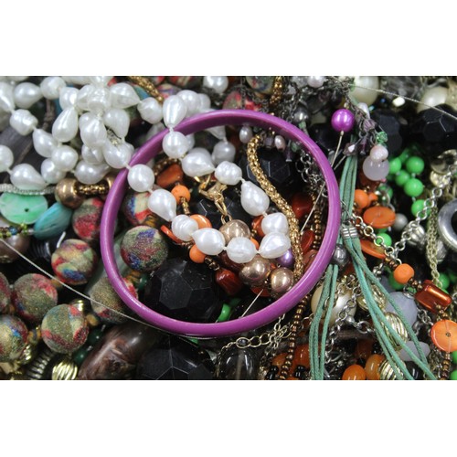 483 - 10kg UNSORTED COSTUME JEWELLERY inc. Bangles, Necklaces, Rings, Earrings.     101268

*Please note p... 