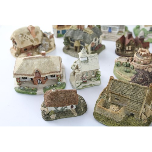 377 - 34 x Assorted Vintage Minature Ceramic Cottages Inc Lilliput Lane, John Hine     627572