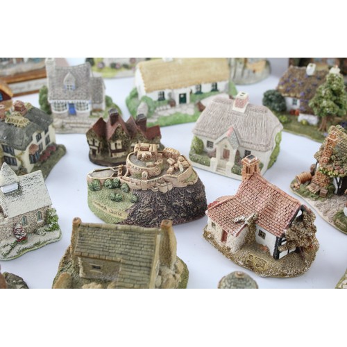 377 - 34 x Assorted Vintage Minature Ceramic Cottages Inc Lilliput Lane, John Hine     627572