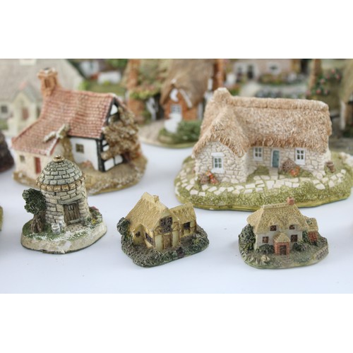 377 - 34 x Assorted Vintage Minature Ceramic Cottages Inc Lilliput Lane, John Hine     627572