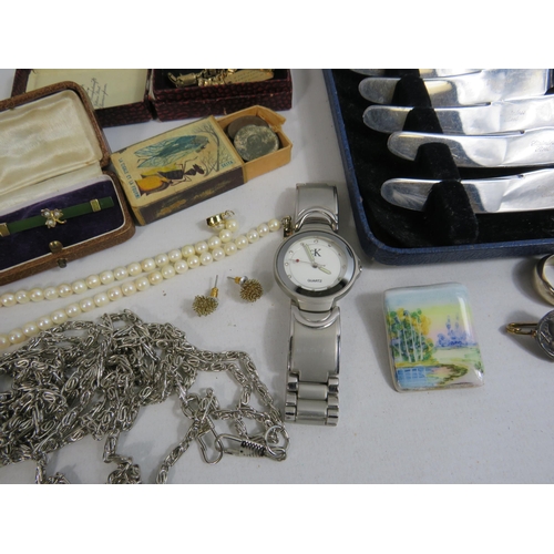 340 - Mixed lot to include vintage brooches, a rolled gold bracelet, butter knives etc.