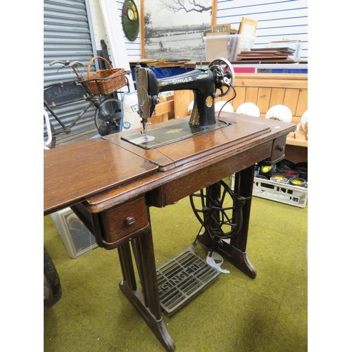 634 - Singer sewing machine and table