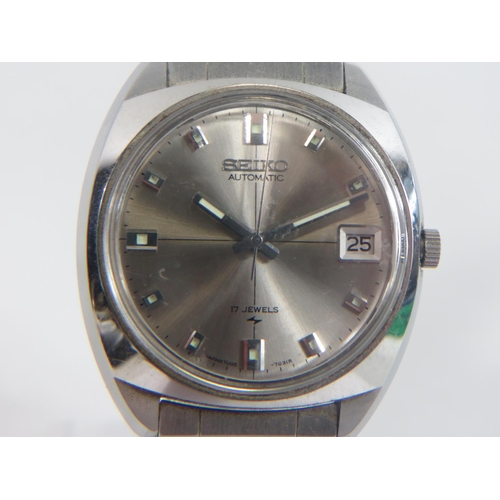 407 - Seiko 17 Jewel watch with date window. Automatic wind. Metal strap. Running order. See photos.