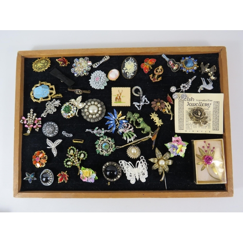 502 - Large selection of good quality costume jewellery brooches.