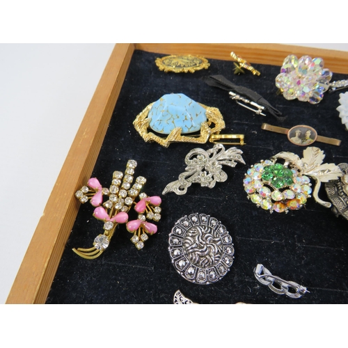 502 - Large selection of good quality costume jewellery brooches.