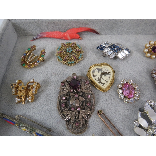 503 - Large selection of good quality costume jewellery brooches.