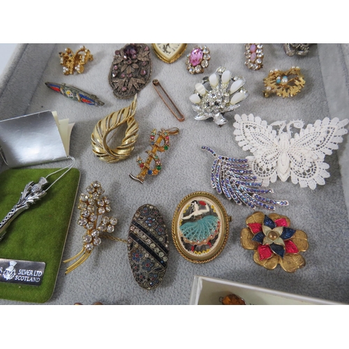 503 - Large selection of good quality costume jewellery brooches.