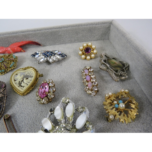 503 - Large selection of good quality costume jewellery brooches.