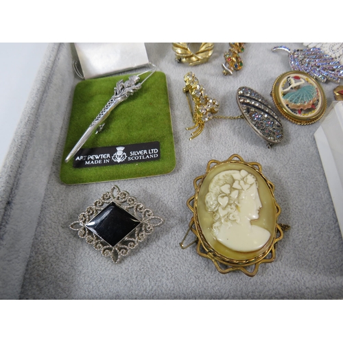 503 - Large selection of good quality costume jewellery brooches.