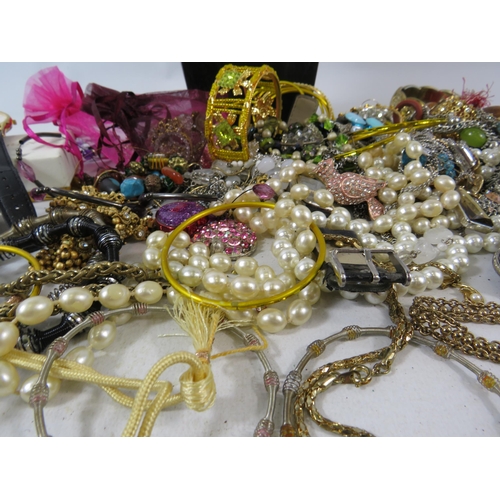 510 - Mixed costume jewellery lot including necklaces, bracelets etc.