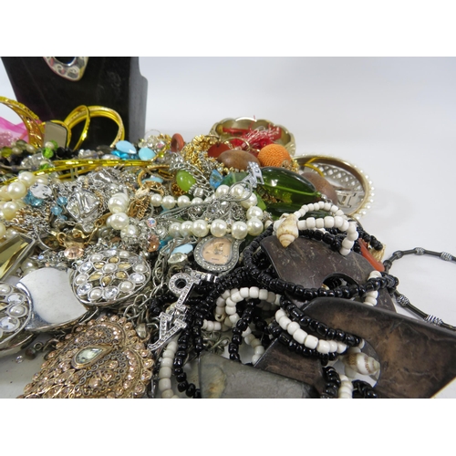 510 - Mixed costume jewellery lot including necklaces, bracelets etc.