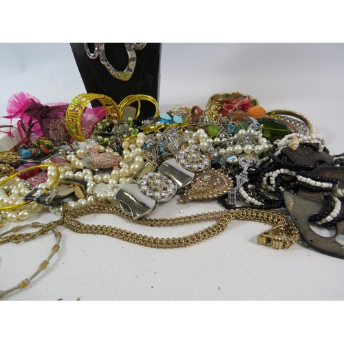 510 - Mixed costume jewellery lot including necklaces, bracelets etc.