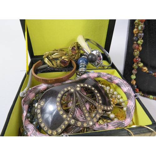 511 - Small jewellery box and costume jewellery contents.