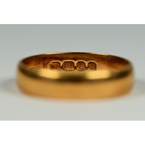 425 - 18ct Yellow Gold Band. Finger size 'O'  3.3g