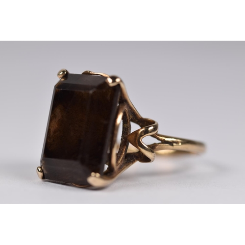 436 - 9ct Yellow Gold Ring set with a Large square cut Smokey Quartz  15 x 12 mm.   Finger size  N-5    4.... 