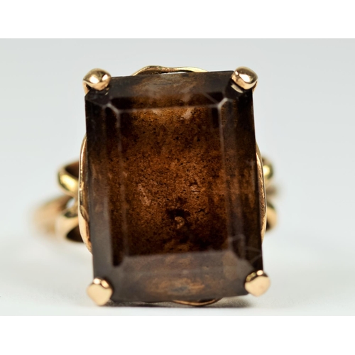 436 - 9ct Yellow Gold Ring set with a Large square cut Smokey Quartz  15 x 12 mm.   Finger size  N-5    4.... 