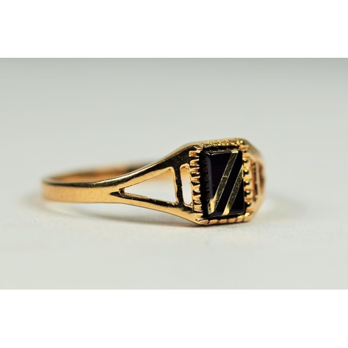 490 - 9ct Yellow Gold Onyx set ring with two silver chevrons.  Finger size 'N'  1.5g  Hallmarked for Londo... 