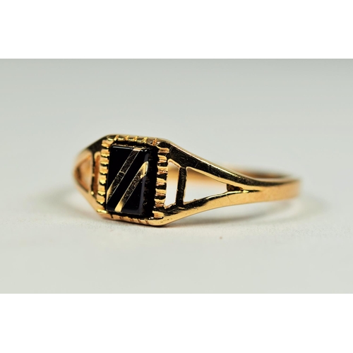 490 - 9ct Yellow Gold Onyx set ring with two silver chevrons.  Finger size 'N'  1.5g  Hallmarked for Londo... 