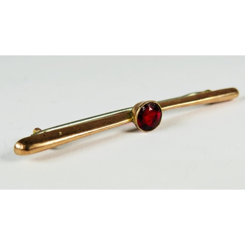 540 - 9ct Yellow Gold Garnet set Bar brooch.  1.6g