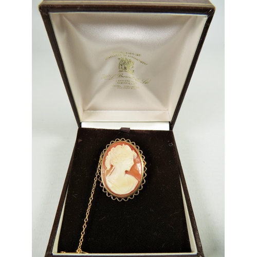 542 - Lovely Cameo Brooch with 9ct Yellow Gold mount and safety chain fitted in good order. Comes with ori... 