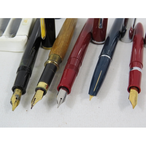 599 - Selection of fountain pens Platignum and Pelikan etc.