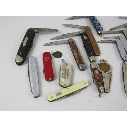 608 - 21 vintage pen knives.