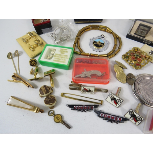 610 - Mixed collectables lot to include cufflinks, tie pins, hip flask, mini cap gun etc