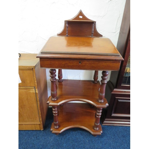 856 - Early 20th Century, Edwardian Era Desk/Slope. Raised on Turned legs with shaped drawers below.  H:46... 