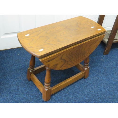 870 - Oak Drop leaf table with turning top. H:18 x W:24 x D:24 Inches. S2