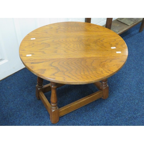 870 - Oak Drop leaf table with turning top. H:18 x W:24 x D:24 Inches. S2