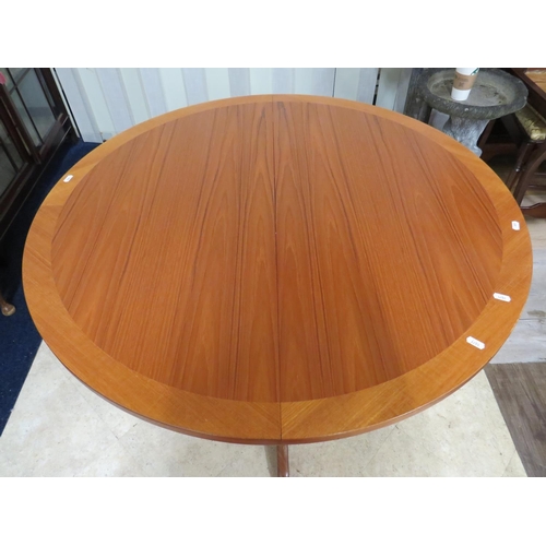 899 - Lovely Mid 20th Century Teak extending table by Nathan. Raised on four shaped bracket legs. Superb c... 