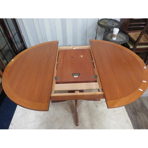 899 - Lovely Mid 20th Century Teak extending table by Nathan. Raised on four shaped bracket legs. Superb c... 