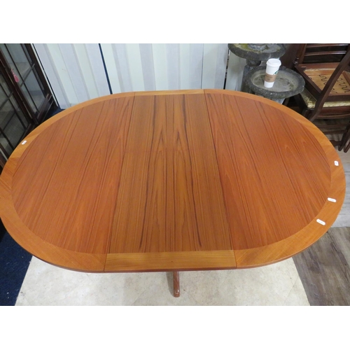 899 - Lovely Mid 20th Century Teak extending table by Nathan. Raised on four shaped bracket legs. Superb c... 