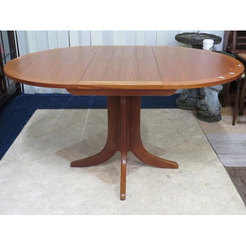 899 - Lovely Mid 20th Century Teak extending table by Nathan. Raised on four shaped bracket legs. Superb c... 